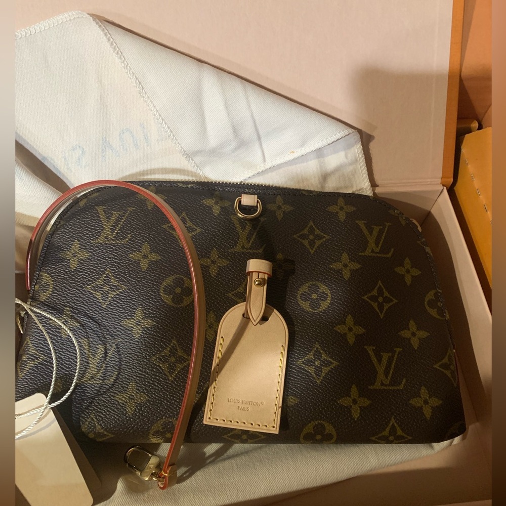 Absolutely stunning brand new Louis Vuitton Monogram Brown purse w/unique lining